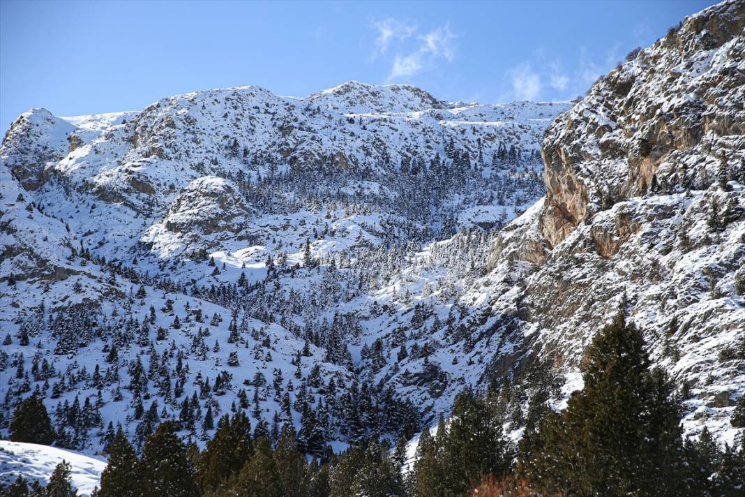 ADANAPOST FOTO GALERİ - Doğa sporcuları Aladağlar'ın karla kaplı eteklerinde sınırlarını zorluyor 6